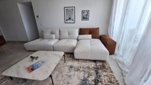 797 Holiday Rentals- Moderno piso con vistas al golf y mar