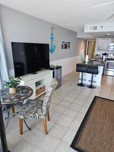 Beachfront Condo Panama City Beach Gulf Front Views walk to Pineapple Willys