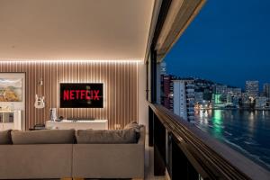 Primera línea Playa Levante Piso 21 Vistas infinitas al mar y montaña