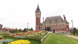 Maison avec terrasse couverte et cour exposée sud
