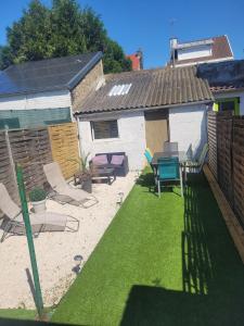 Maison avec terrasse couverte et cour exposée sud