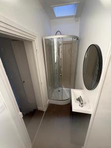 4 Lappart hôte Chambre et salle de bain privée avec espace commun Linge et ménage inclus Gare Centre