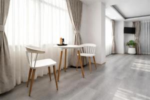 Cosy 1 Bedroom Studio with King Bed Kitchenet in Central Kathmandu with Terrace