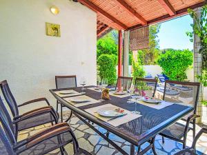 Apartment Antonia-1 by Interhome