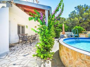 Apartment Antonia-1 by Interhome