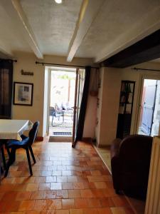 Layon cottage with shared pool