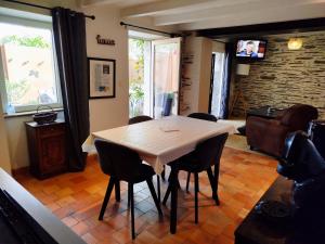 Layon cottage with shared pool