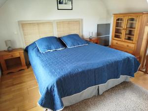 Layon cottage with shared pool