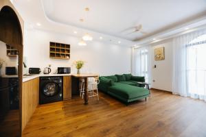 Charming 1-Bedroom Apt in the Heart of Tay Ho 601