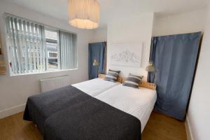 Newport 3 Bed Long Stay Van Parking M4 Access Sleeps 5