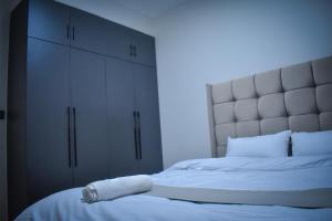 Luxury 2BR Stay With Pool, Gym, Lift Near Airport