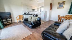 4 Spacious Cornish Cottages near Bude - Sleeps 25