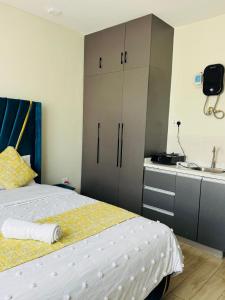 Modern Studio 1 Bed and 1 Bathroom Near Airport & SGR Perfect Staycation