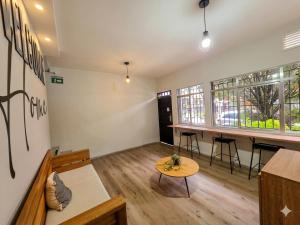Chill Aura Suite WC AC Kitchen in Laureles