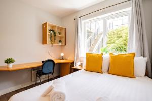 84 - Three Bed Apt by Shortstays