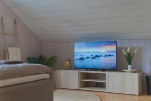 Cozy Nordic Attic with Smart TV & Modern Bathroom