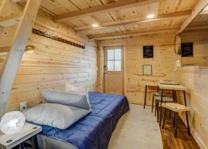 Red Rock Roost Posh Studio near Hiking Trails