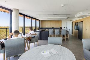 Brand new apartment on the lake 5 min from the airport