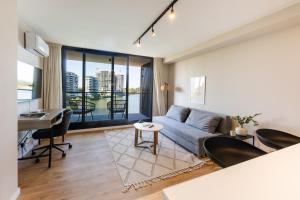 Brand new apartment on the lake 5 min from the airport