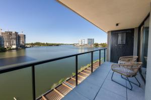Brand new apartment on the lake 5 min from the airport