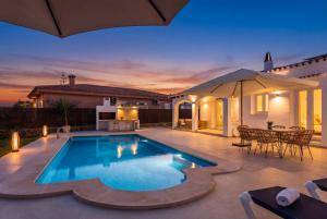 Villa Nuralux - Vistas Espectaculares, Piscina Privada y BBQ