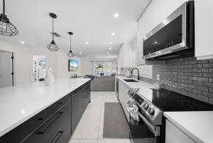 3BR Near Beach with 2 King Suites, Pool and BBQ