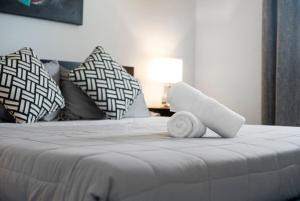 3BR Near Beach with 2 King Suites, Pool and BBQ