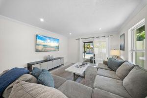 3BR Near Beach with 2 King Suites, Pool and BBQ