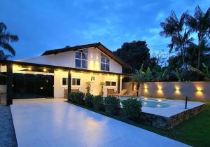 Casa com Jacuzzi Aquec Praia Daniela Próx Jurere