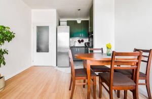 Work-Friendly Space AC Steps from Metro