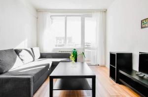 Work-Friendly Space AC Steps from Metro
