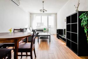 Work-Friendly Space AC Steps from Metro