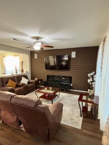 Luxurious 4bed 3bath Near River Walk and Lackland AFB with King Bed