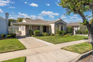 Stylish 3BR Home with Backyard & Outdoor Seating