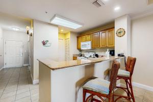 Lakefront condo with full kitchen, AC, pool & hot tub near local attractions