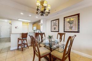 Lakefront condo with full kitchen, AC, pool & hot tub near local attractions