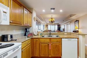 Lakefront condo with full kitchen, AC, pool & hot tub near local attractions
