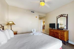 Lakefront condo with full kitchen, AC, pool & hot tub near local attractions