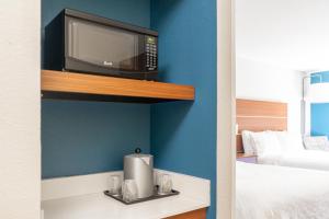 Holiday Inn Express Hotel & Suites Lake Zurich-Barrington by IHG