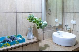 CasaAlana Luxury2Bhk with Common Pool