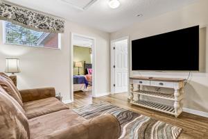 Colorful home with pool, patio, kitchen, washerdryer, & game room