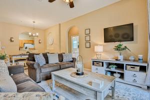 Friendly condo with pool and hot tub access, WiFi, central AC, and private WD