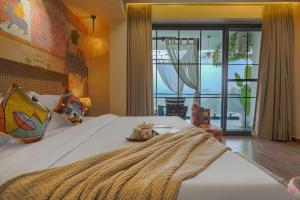 Nest in Hill crest Kasauli ! 2 BHK Luxurious Apartment ! Panaromic Mountain Views ! Rooftop Cafe ! Bonfire