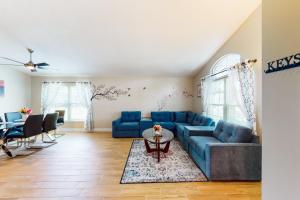 Private pool home with spa, screened patio, central AC, & washerdryer