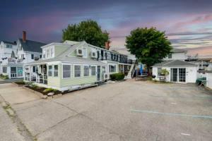 Newly Renovated Unit Steps from Beach