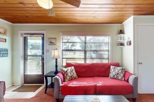 Lakeside resort condo with private deck & grill + on-site docksboat launch