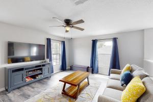 Dog-friendly home with lake views, Ping-Pong, air hockey, streaming, WD, & AC