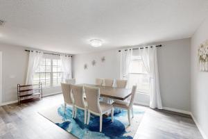 Dog-friendly home with lake views, Ping-Pong, air hockey, streaming, WD, & AC