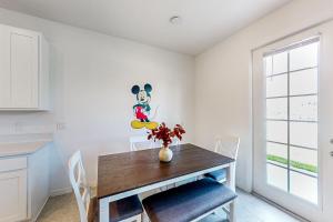 No Worries Retreat | Disney-themed townhouse in Davenport with resort amenities