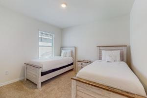 Family-friendly home with private pool, spa & resort lazy riverwater slide